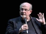 Novelis Salman Rushdie diserang saat di atas panggung di New York. Novelnya dilarang di banyak negara dengan populasi Muslim - Sisi Islam