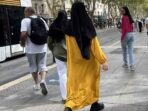Prancis Melarang Abaya: Gadis Muslim Bersiap Kembali ke Sekolah Tanpa Gaun Panjang