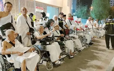 Panduan Haji untuk Lansia: 9 Pesan Kesehatan dari Prof Tjandra Agar Ibadah Lancar