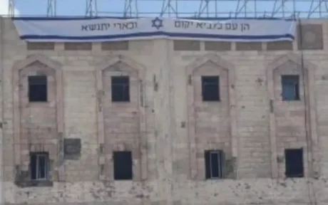 Pemasangan Spanduk Rising Lion Israel di RS Indonesia Gaza: Kemenlu RI Kecang Provokasi Zionis