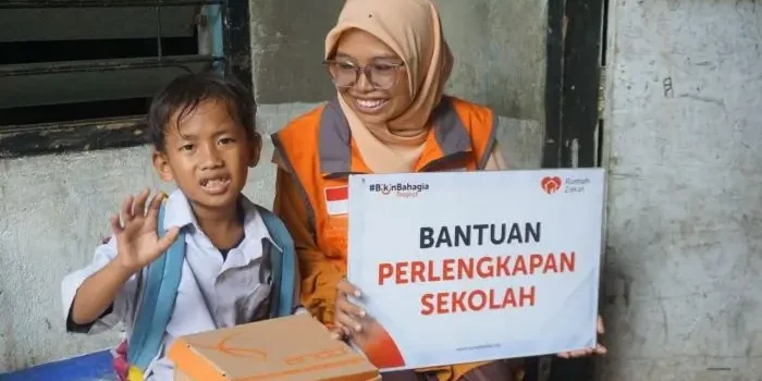 4 Bulan Sekolah Pakai Sandal, Siswa Nelayan di Makassar Dapat Sepatu Baru dari Rumah Zakat