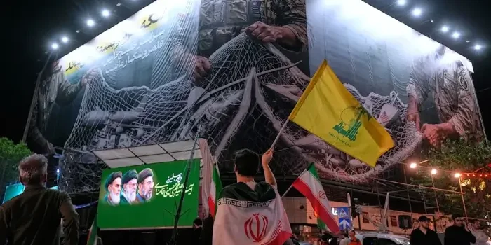 Armada Kapal Perang AS Lari Tunggang-langgang Usai Rudal Iran Hantam Tanker di Selat Hormuz